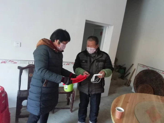 丁金凤在村民家签订承诺书,宣传疫情知识_副本1.jpg