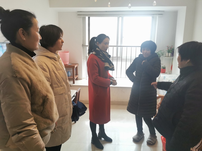 1月21日上午,方主席一行到三里桥友谊社区慰问智力残疾妇女李娟.jpg