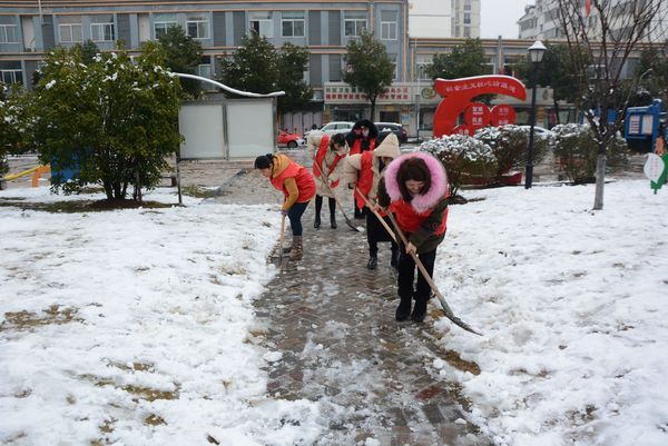 月亮岛社区铲雪2.jpg