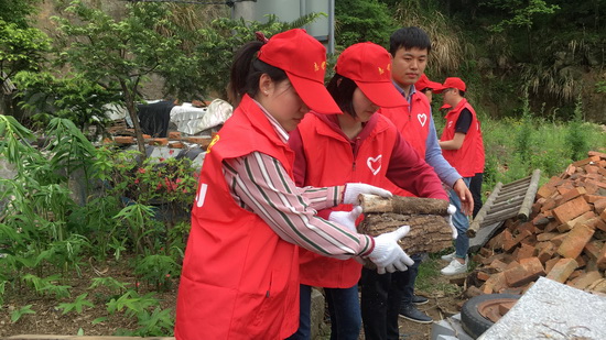 漫水河镇:打造最美环线,巾帼力量显风采1.jpg
