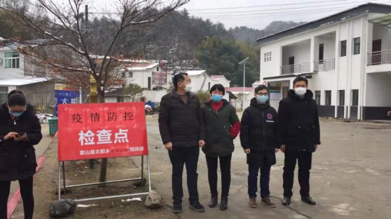 丁主任在检查点站岗_副本1.jpg