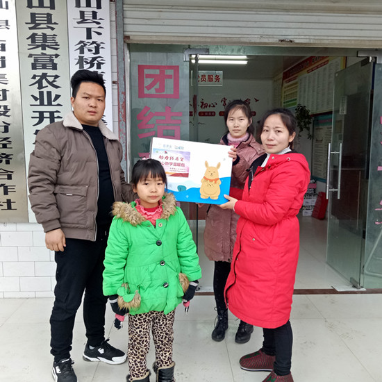 为困难儿童发放温暖包_副本1.jpg