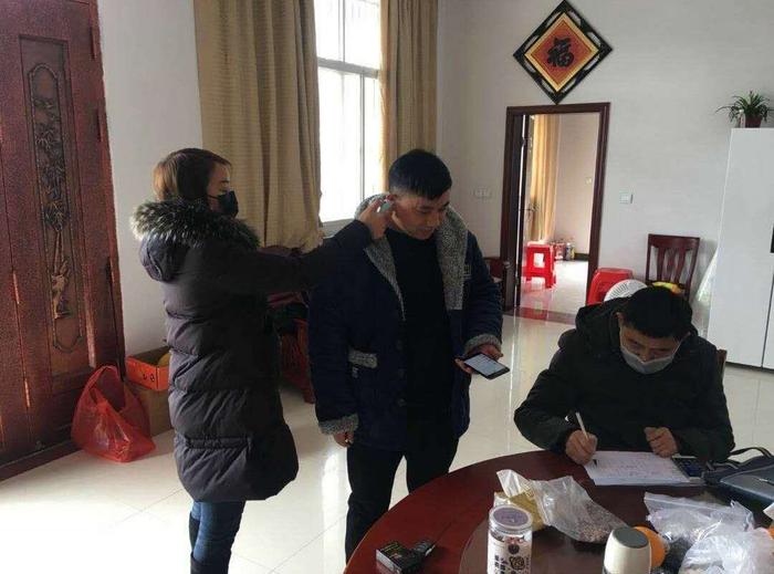 毛坦厂镇:降温度不降温情,姜糖水暖身更暖心1.jpg